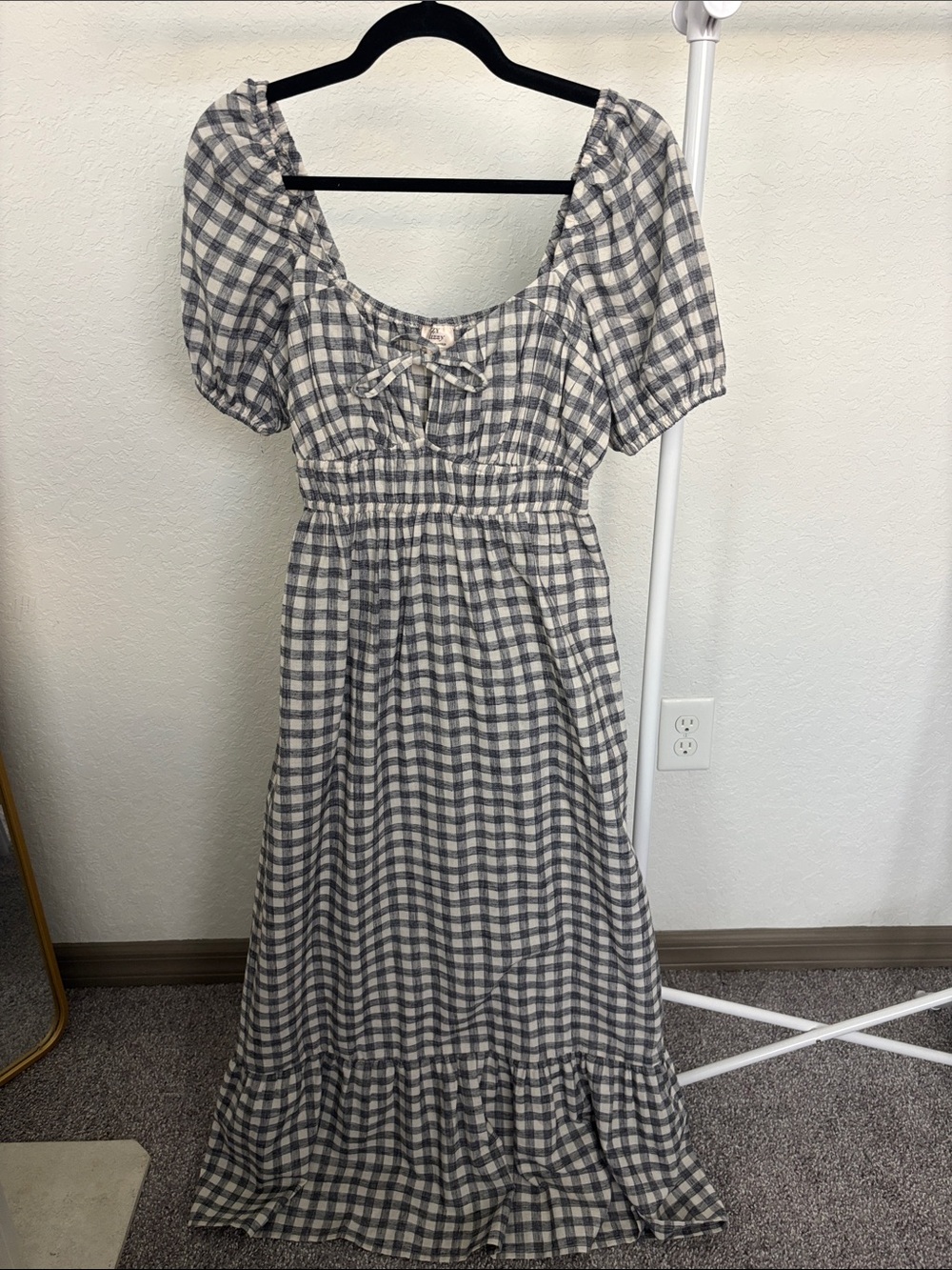 Women's Gingham Puff-Sleeve Maxi Dress in Gray and White